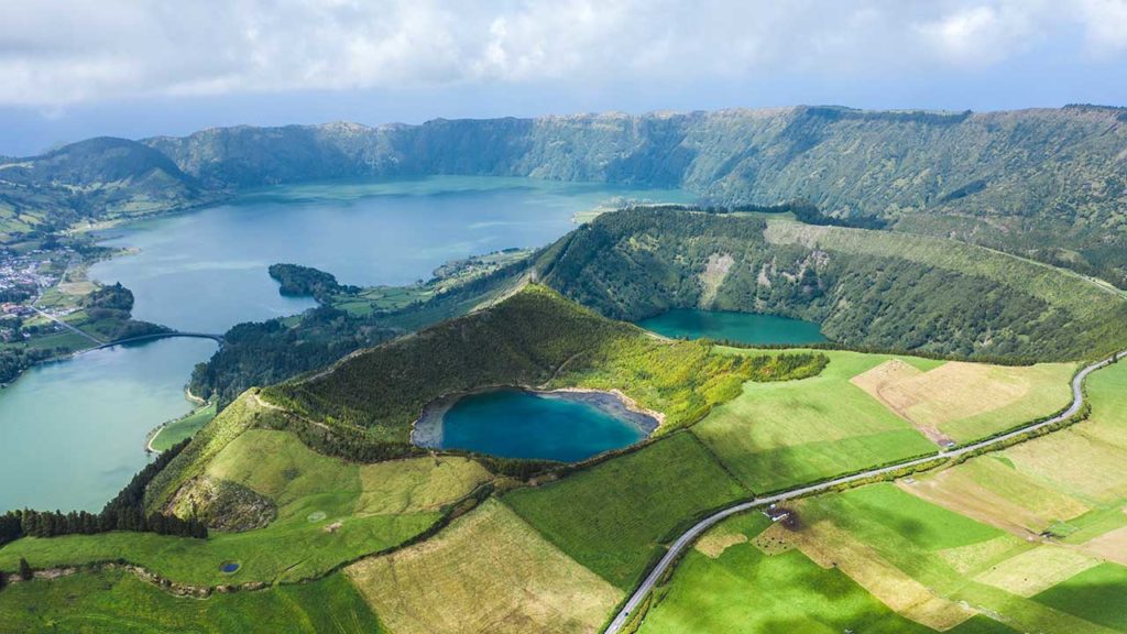 Fotografia na Azoroch zachytávajúca krásne jazerá a zelené polia s cestou